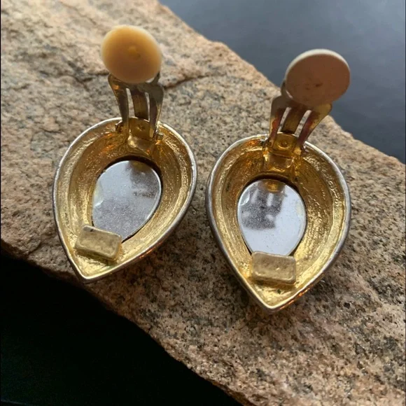 Vintage Clip on Earrings Red & Gold Tone Tear Drop woman’s Jewelry - Picture 4 of 5